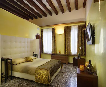 فندق مبيت وإفطار Abbazia De Luxe 3*